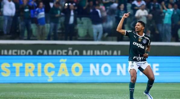 Rony comemora um dos seus gols com a torcida do Palmeiras