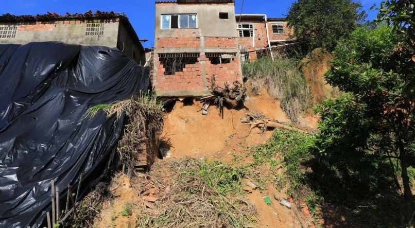 Barreiras ameaçam casas na Cidade Tabajara em Olinda. 