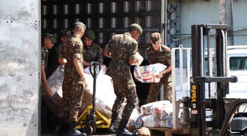Militares do Comando Militar do Sudeste entregaram alimentos na CEASA para v&iacute;timas da trag&eacute;dia em Pernambuco