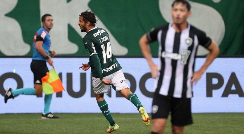 O jogador Gustavo Scarpa, da SE Palmeiras, comemora seu gol contra a equipe do Botafogo FR, durante partida válida pela décima rodada, do Campeonato Brasileiro, Série A, na arena Allianz Parque.