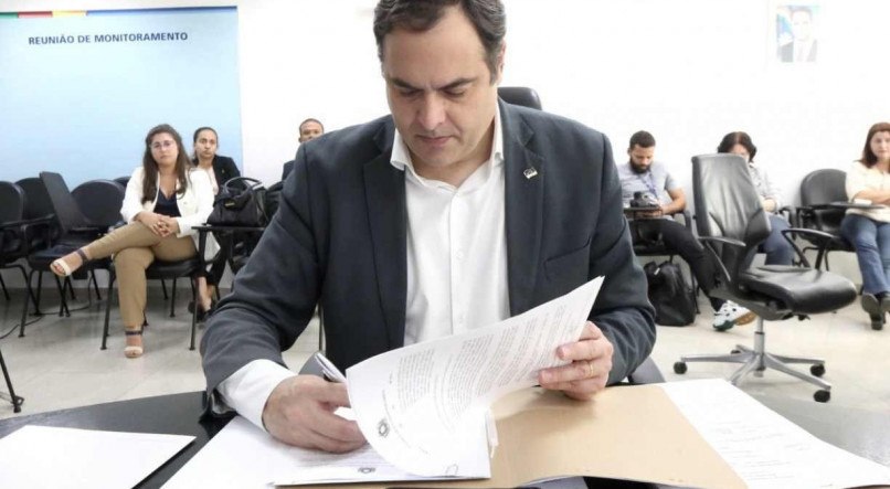 Duas leis que concedem auxílio financeiro às vítimas das chuvas no Estado foram assinadas por Paulo Câmara