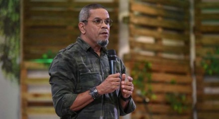 Pastor Neil Barreto está afastado das atividades eclesiásticas