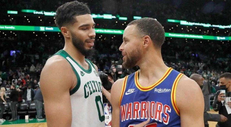 Tatum (esquerda) e Curry (direita) estar&atilde;o em quadra para defender suas equipes na rodada de hoje da NBA 