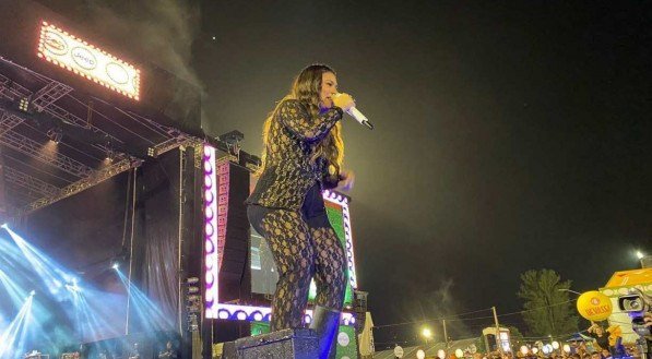 SÃO JOÃO CARUARU 2022: Cantora Simone inicia show em Caruaru sem a irmã Simaria. Entenda o que aconteceu