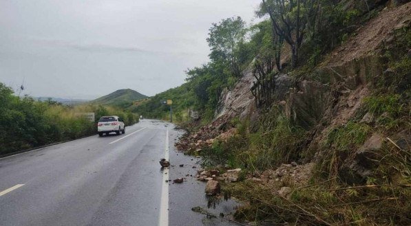 Chuvas em Pernambuco: BR-232 tem pontos com deslizamento de barreiras neste sábado (11)