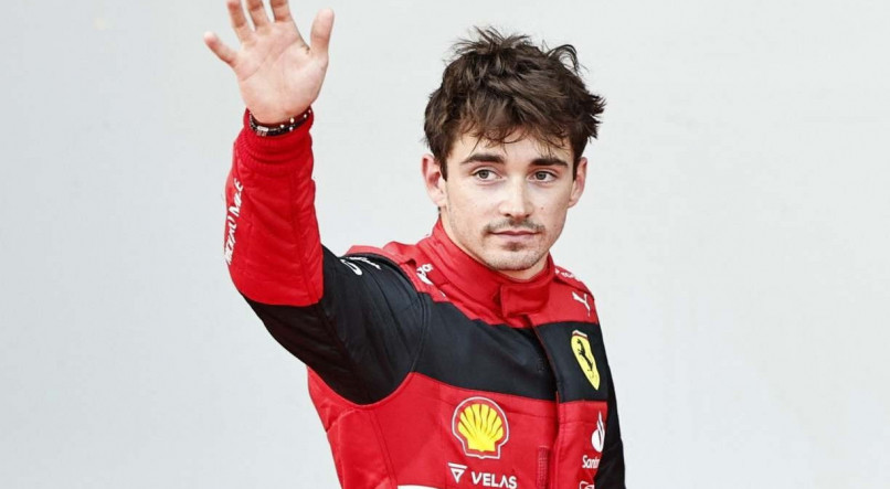 Charles Leclerc renovou com a Ferrari