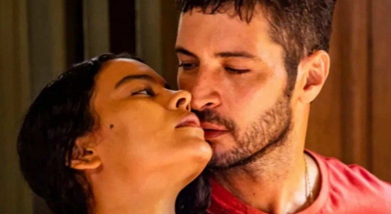 Levi (Leandro Lima) sequestrou Muda (Bella Campos) em 'Pantanal'