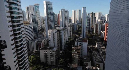 Apartamentos no bairro de Boa Viagem - Especulação Imobiliária - Prédio - Aluguel - Compra - Venda - Imóvel - Apartamentos - Recife - Boa Viagem - Recife - Placa - Vende-se - Aluga - Foto Aérea 