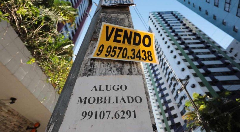 Placa de aluga-se ou vende-se no bairro de Boa Viagem 