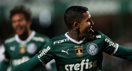 Dudu comemora gol dele pela Palmeiras contra o Coritiba na Série A