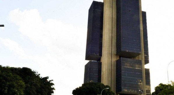 SELIC: Juros sobem para 13,75%, e BC sinaliza mais aumento. Veja como ficam seus investimentos