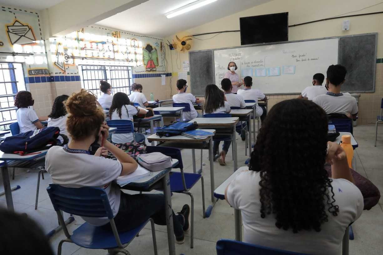 Foto da matéria: Fundeb 2022: Pernambuco pagará R$ 350 milhões em bônus a 30 mil professores; veja data de pagamento