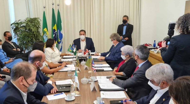 Paulo Câmara se reuniu com representantes do Consórcio do Nordeste para discutir sobre o Projeto de Lei 18 (PLP18), que estabelece um teto para o ICMS dos combustíveis, energia, telecomunicações