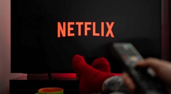 Imagem: Aplicativo da Netflix sendo aberto na televis&atilde;o