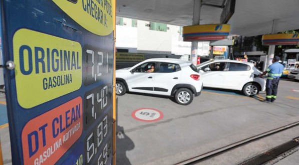 Petrobras anuncia novo aumento na gasolina e no diesel. Postos de Gasolina - Preço da Gasolina - Carros - Abastecimento - Gasolina - Álcool - Diesel - Frentista - Bomba de Gasolina - Recife - Zona Sul - Zona Norte 