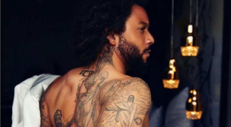 Marcelo exibe tatuagens em uma das suas redes sociais