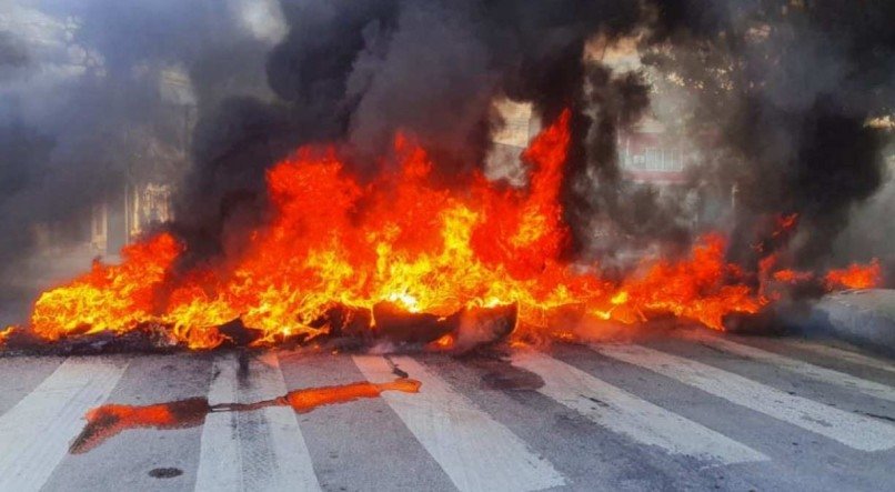 Protesto em Jardim S&atilde;o Paulo cobra aux&iacute;lio da Prefeitura do Recife &agrave;s v&iacute;timas das chuvas