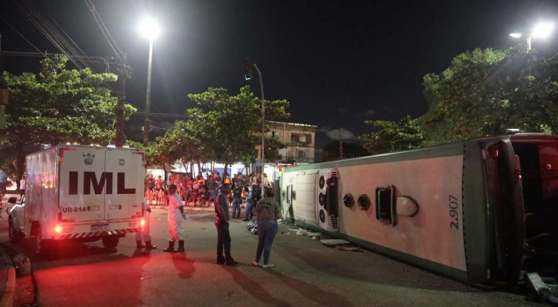 Acidente com ônibus em Camaragibe, deixa uma pessoa morta e aproximadamente 25 feridas.