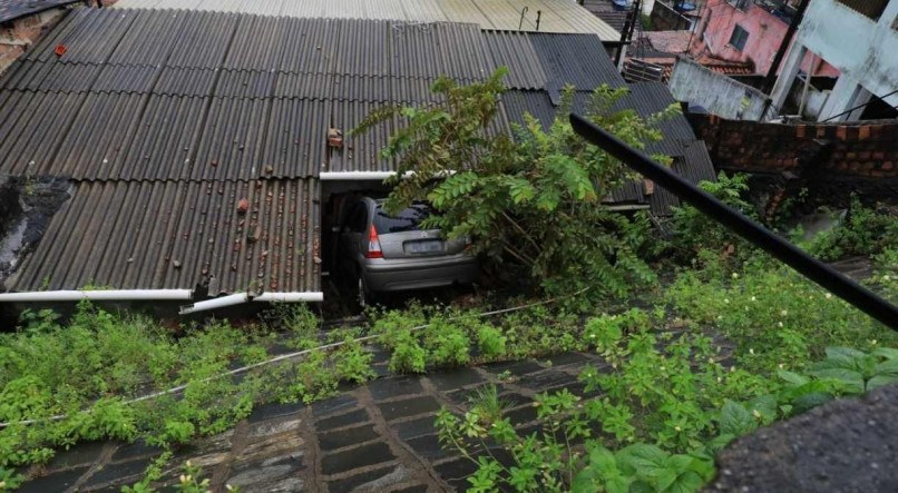 Carro invadiu uma casa no Morro da Concei&ccedil;&atilde;o, Zona Norte do Recife