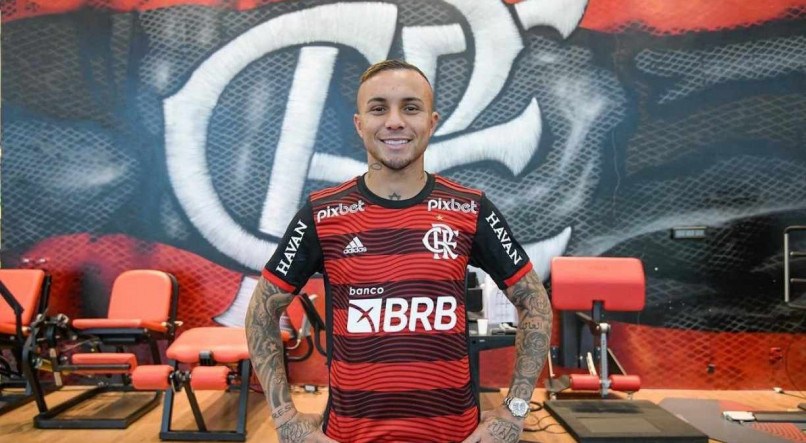 Everton Cebolinha assinou com o Flamengo por cinco temporadas, mas s&oacute; poder&aacute; estrear pelo rubro-negro em julho