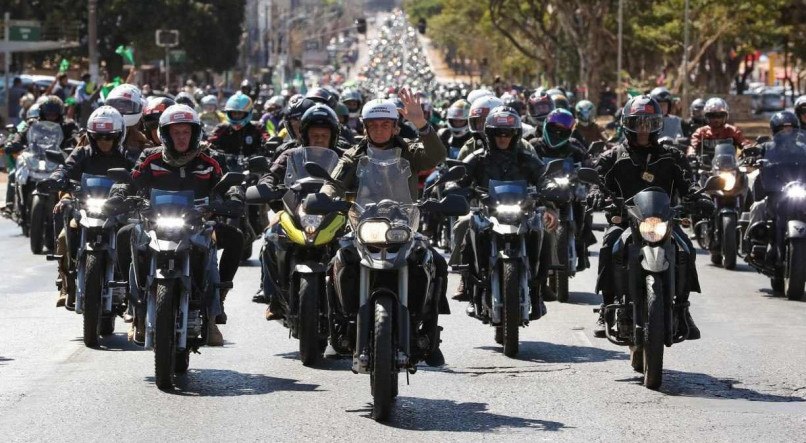 Bolsonaro costuma participar de motociatas junto a apoiadores. 