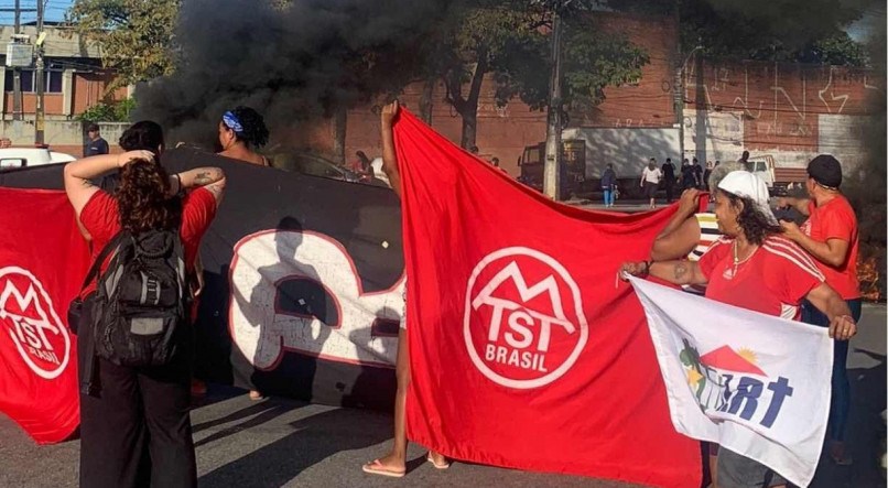 Protesto no bairro Jiquiá, na Zona Oeste do Recife