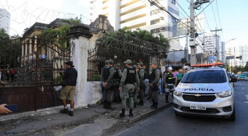 Pol&iacute;cia Militar faz reintegra&ccedil;&atilde;o de posse em im&oacute;vel da Prefeitura na Zona Norte do Recife