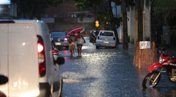 Fortes chuvas no Recife, deixa ruas alagadas e muito trânsito na cidade.