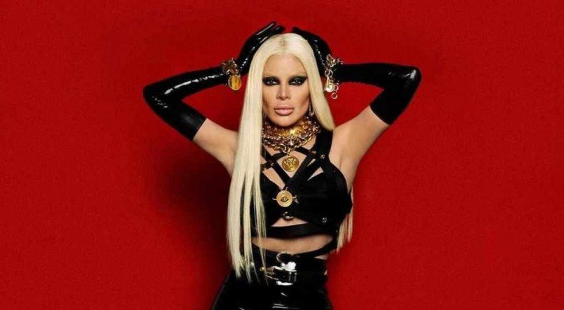 Gkay se fantasiou de Donatella Versace.