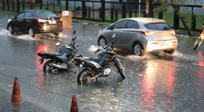 Fortes chuvas s&atilde;o registradas na manh&atilde; desta ter&ccedil;a-feira (2) no Recife.
