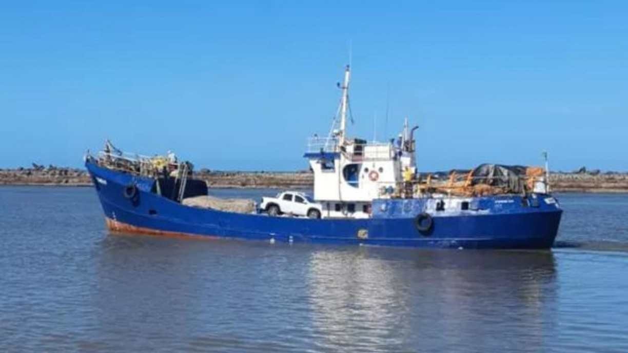 Dois tripulantes da embarcação que naufragou em alto mar a caminho de Fernando de Noronha continuam desaparecidos