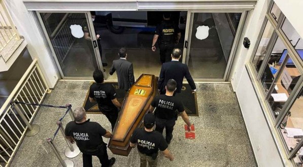 Avião da Polícia Federal (PF) chega a Brasília com restos mortais de Bruno e Dom