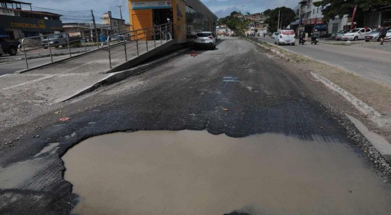 CRATERA Sem a devida atenção do poder público por muitos anos, buracos cresceram por toda a PE-15