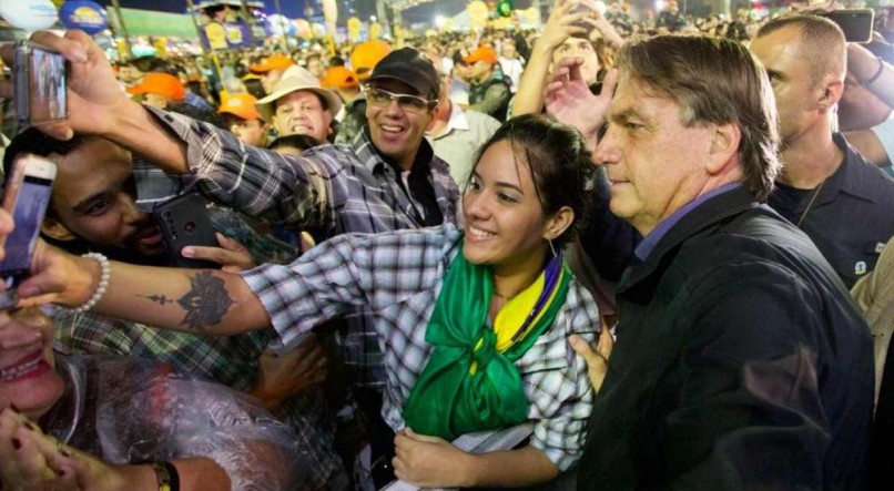 CAMINHADA Presidente Bolsonaro circulou pelo Pátio do Forró e posou para fotos com apoiadores