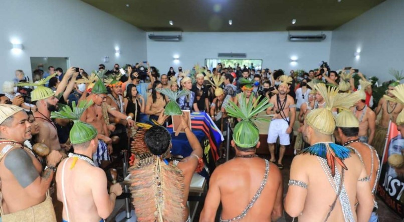 RITUAL Indígenas do povo Xucuru, de Pesqueira, participaram do velório de Bruno Pereira, no Cemitério Morada da Paz, com cânticos e danças