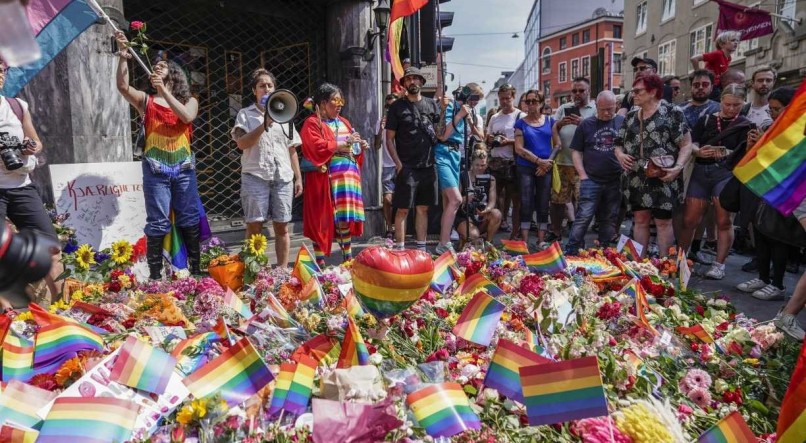 Como demonstração de solidariedade, bandeiras de arco-íris e buquês de flores foram colocados perto do local do ataque