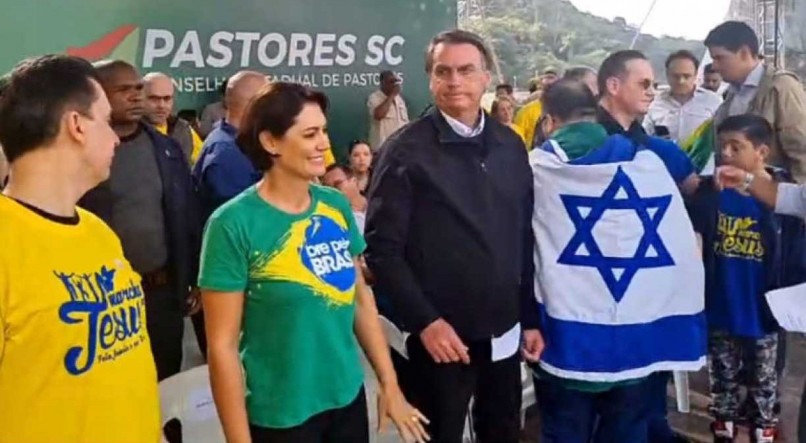 Bolsonaro durante a &quot;Marcha para Jesus&quot; em Balne&aacute;rio Cambori&uacute; (SC)