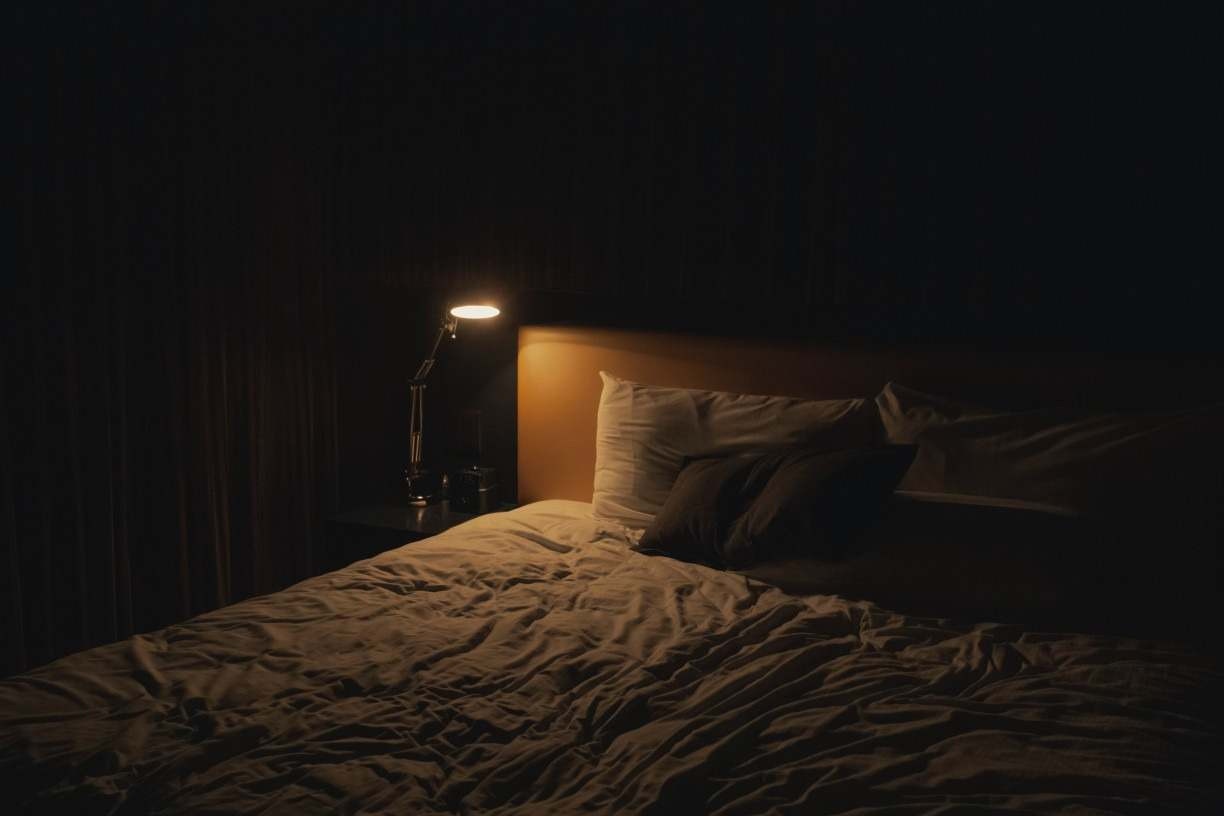 Luz acesa na hora de dormir pode provocar obesidade, pressão alta e diabetes, mostra estudo
