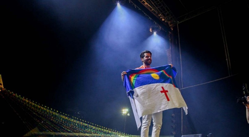 Alok com bandeira de Pernambuco no palco do São João de Caruaru