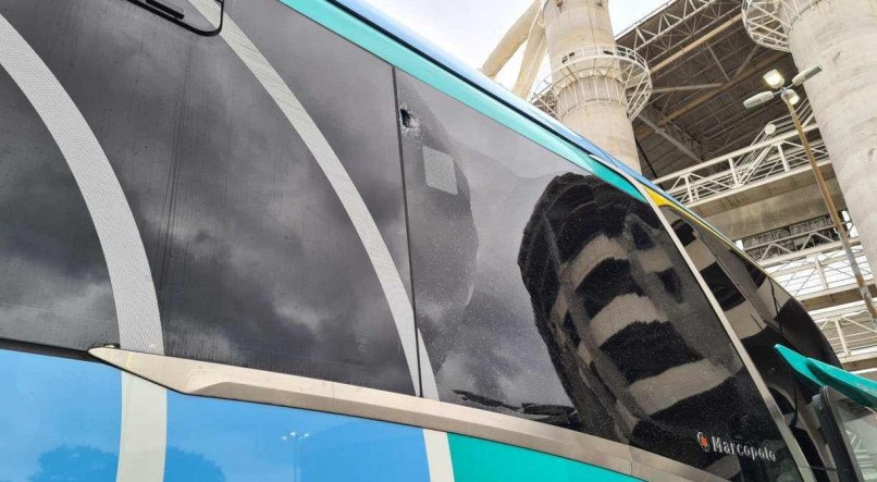 Uma das janelas do ônibus do Fluminense foi atingida, mas nenhum jogador se feriu