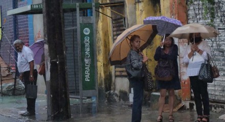 Fortes chuvas na RMR - População - Guarda Chuva - Chuva - Ponto de Ônibus - Recife 