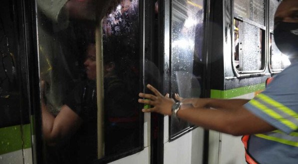 Sistema está ruim, com intervalos gigantes entre os coletivos, uma frota velha e sem qualquer melhoria para o passageiro