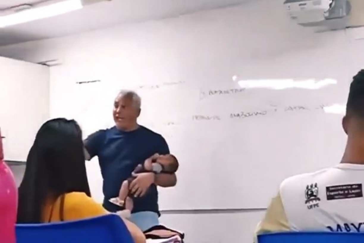 VÍDEO: Professor da UFPE, irmão da atriz Dira Paes dá aula ninando bebê de aluna