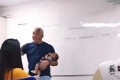 VÍDEO: Irmão de Dira Paes, professor da UFPE dá aula com bebê nos braços para que aluna assista à aula