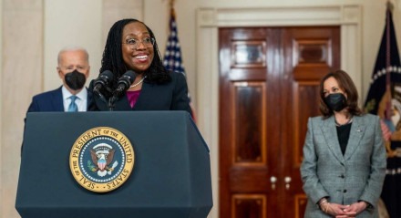 Ketanji Brown Jackson é a primeira mulher negra empossada ministra da Suprema Corte dos EUA