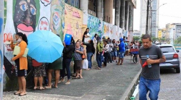 Central de Atendimento do Cadastro Único do Recife registrou longas filas desde o início da manhã desta quinta-feira (30)