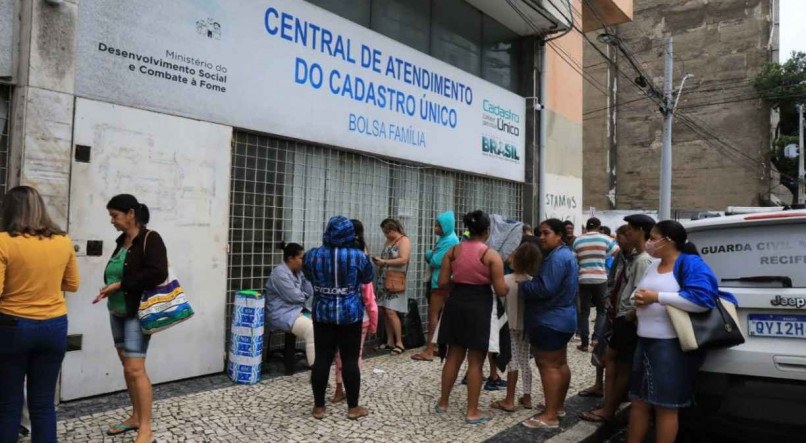 ALTA PROCURA Central de Atendimento do Cadastro Único do Recife, na área central, registrou longas filas durante a última semana