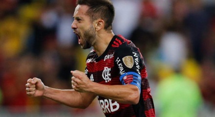 Éverton Ribeiro é um dos jogadores presentes no confronto entre Santos x Flamengo
