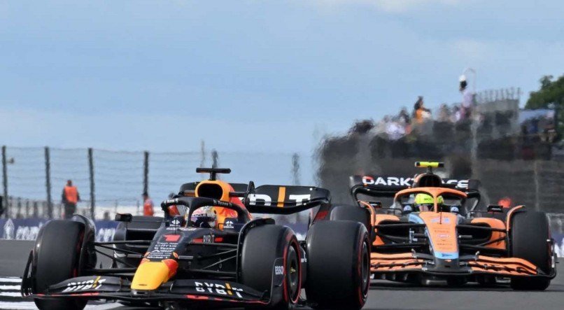 Max Verstappen em treino livre do GP da Inglaterra 2022