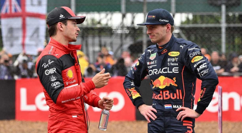 Os pilotos Charles Leclerc (E), da Ferrari, e Max Verstappen (D), da Red Bull